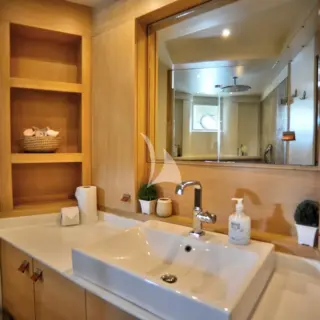 Tukiya S - master cabin bathroom