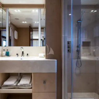 Lower Deck King En Suite Bath
