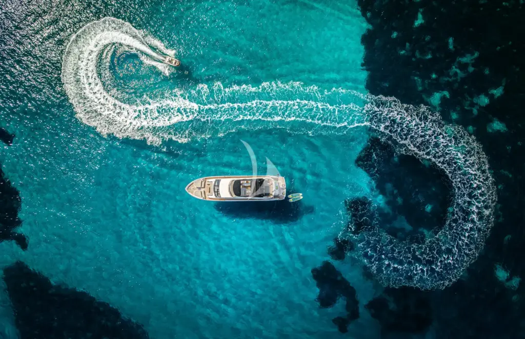 Saahsa - Aerial view - At anchor