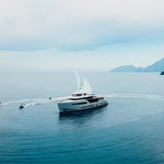 Heeus with tenders and toys
