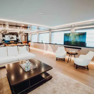 Heeus main salon