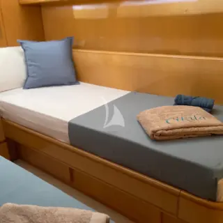 Twin cabin with single beds