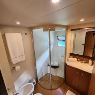 Ensuite to guest cabin