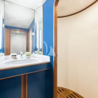 Spirit of MK - Main Deck - Double Cabin Bathroom