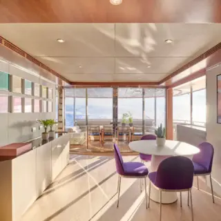 Entrance/Bar area