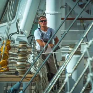 Raising the sail