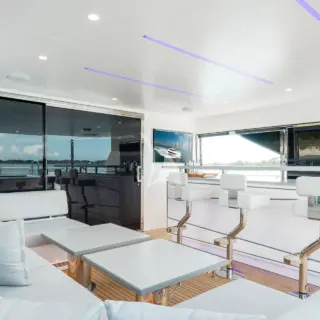 AURA | Bar and entertaining area