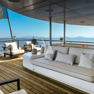B deck - outdoor lounge area