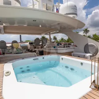 Flybridge with jacuzzi