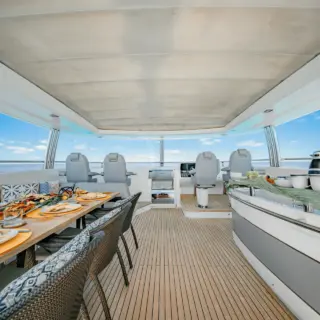 BEACHFRONT II - Flybridge looking forward