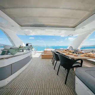 BEACHFRONT II - Flybridge looking aft
