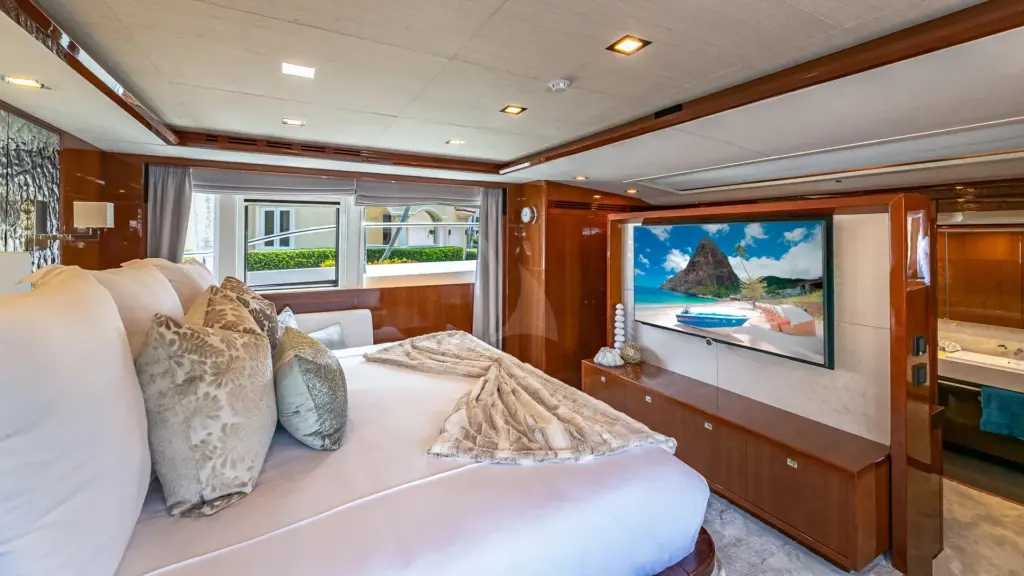 BEACHFRONT II - On Deck Master Stateroom