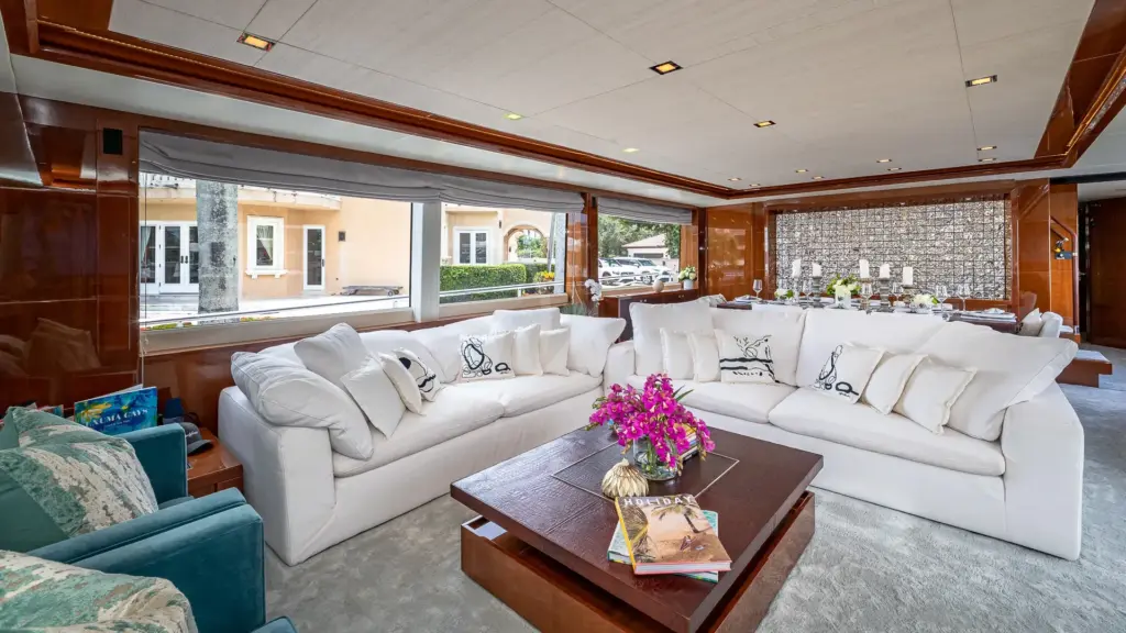 BEACHFRONT II - Main Salon looking forward