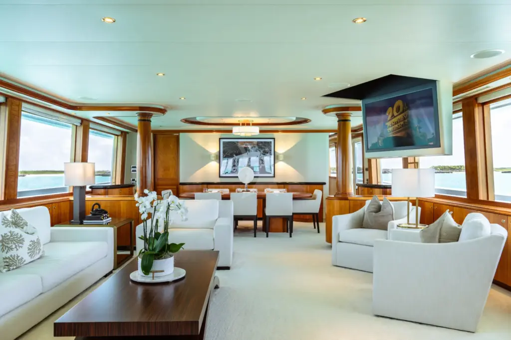 YOLO - Main Deck - Salon