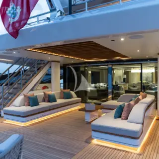 Main deck aft seating