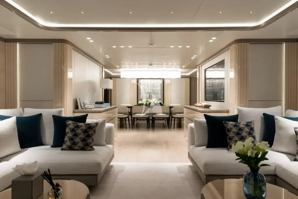 BIRUBI - Main deck lounge