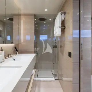 Double cabin bathroom en suite