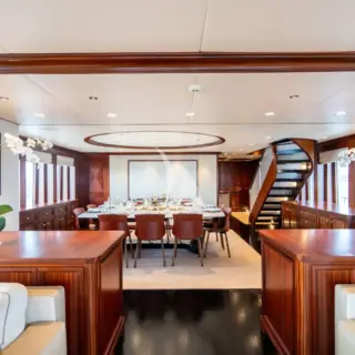 Main salon - Dining Area