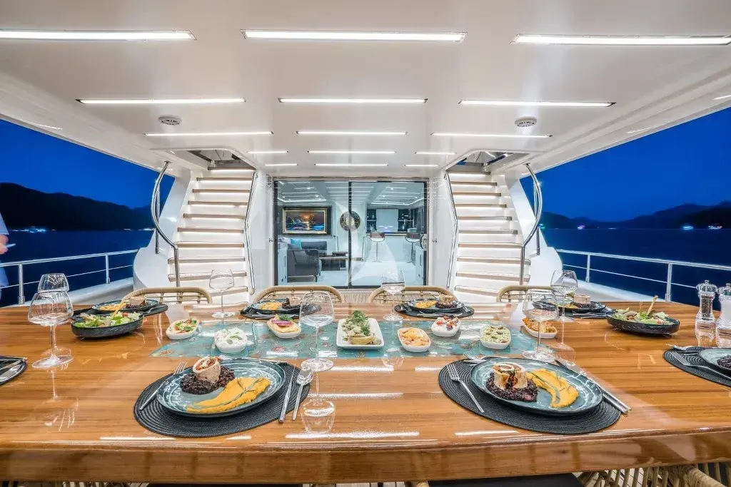 DEEP WATER - Aft dining