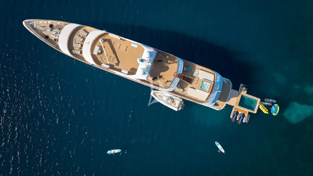 AETERNA - View from above with toys