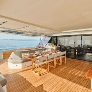 ALOIA 80 - Aft dining area
