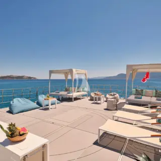Full Flybridge for sunbathing with launch seats