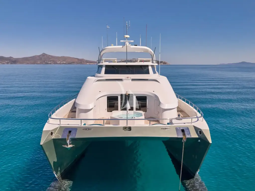 SAMARA - Front view with deck jacuzzi