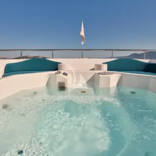 Deck jacuzzi