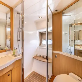 M/Y P'TITE BOUILLE VIP Cabin Ensuite