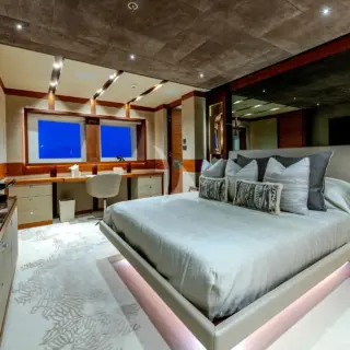 Master cabin looking starboard