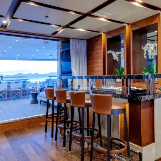 Main deck bar