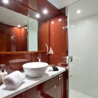 Ensuite to the twin cabin