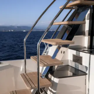 STAIRS TO FLYBRIDGE