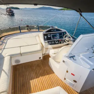 2 DRUNK flybridge area