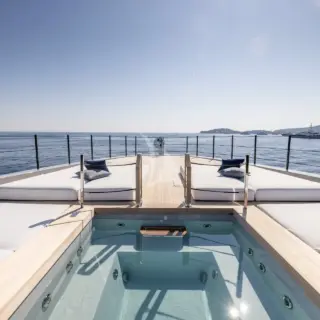 Foredeck Jacuzzi, Owner's terrace