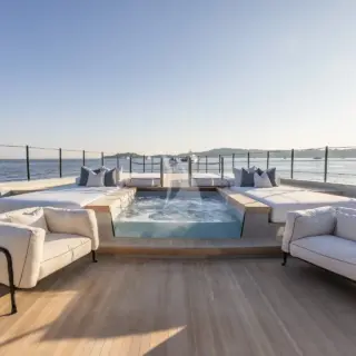 Foredeck Jacuzzi, Owner's terrace
