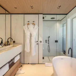 Owner's cabin bathroom
