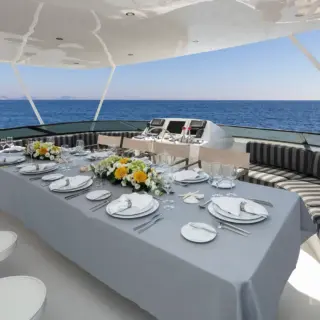 ENDLESS SUMMER - Flybridge forward dining table 