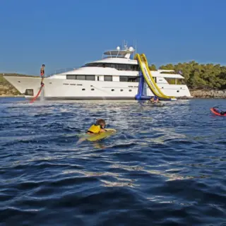 ENDLESS SUMMER - slide + toys