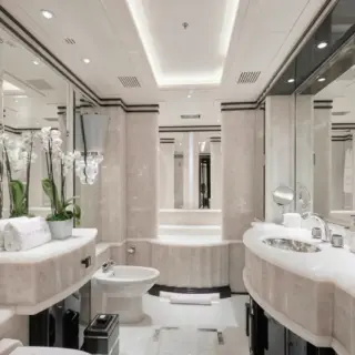 Bathroom (lower deck)