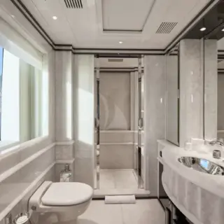 Bathroom (lower deck)