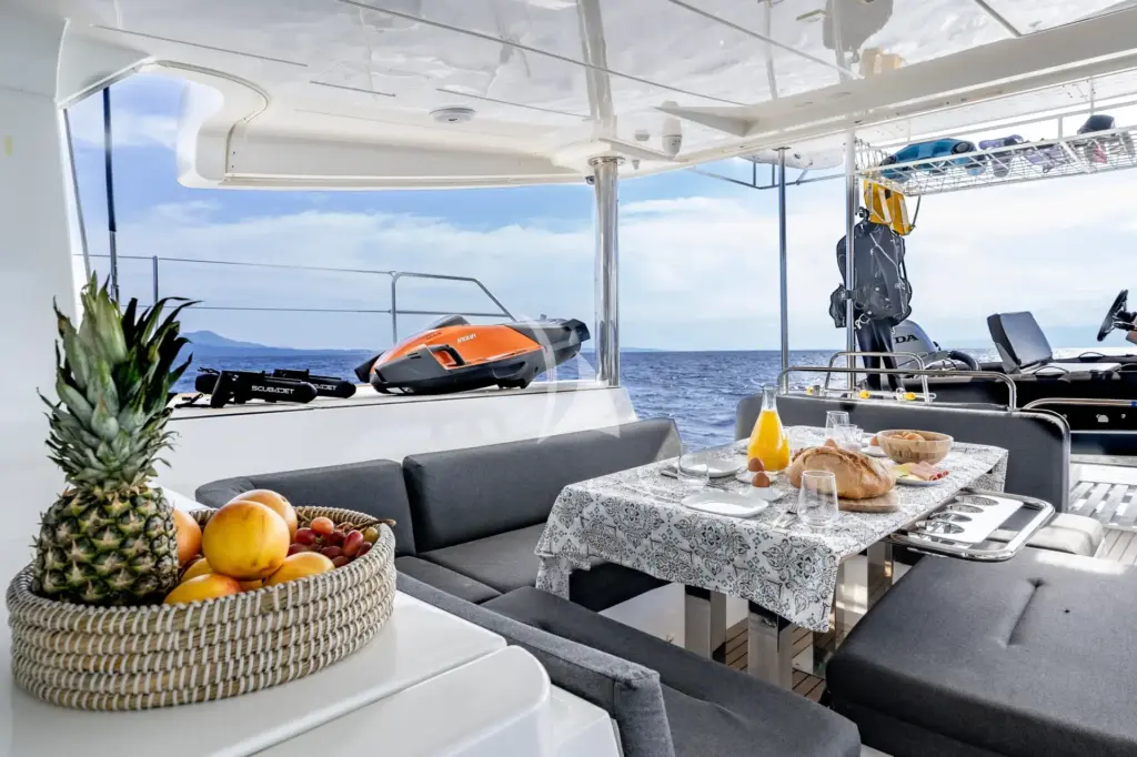 TAMIRO - Aft Dining area