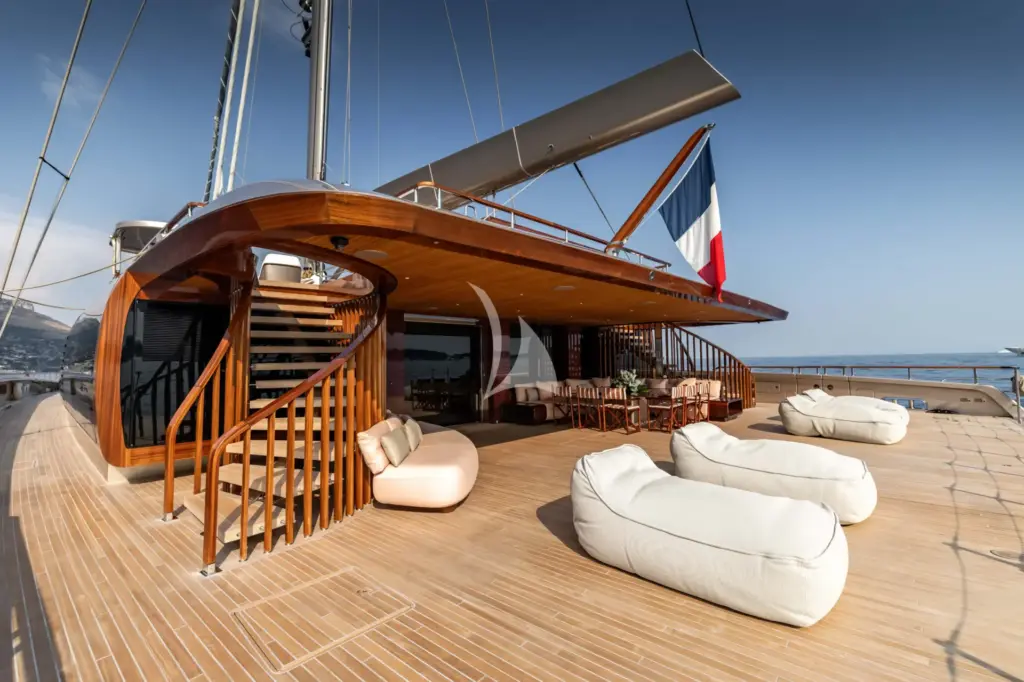 ARTEXPLORER - Main Aft Deck