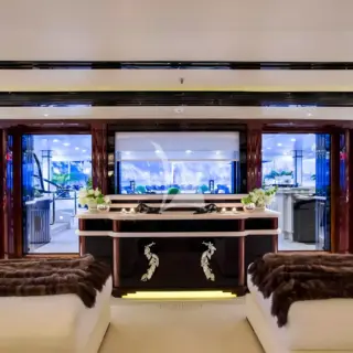 UPPER SALON