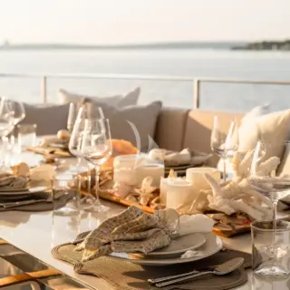 Flybridge dining