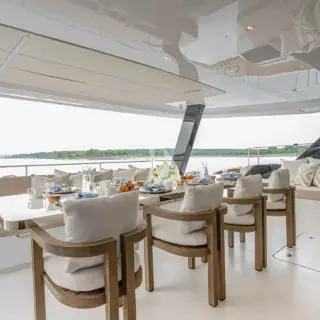 Flybridge dining