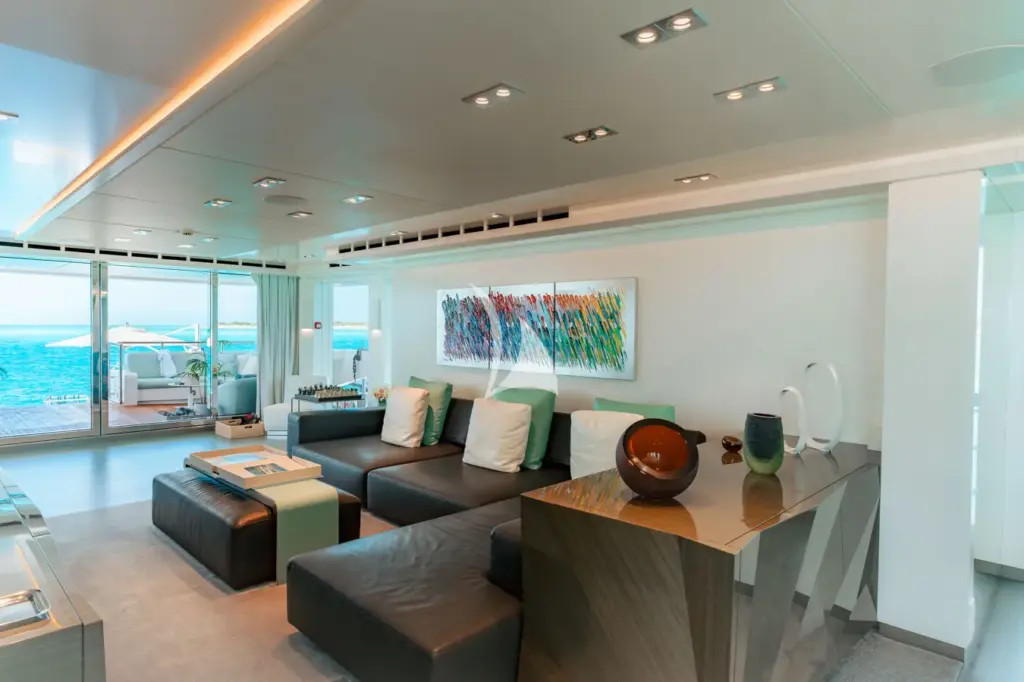HOME - Main Salon