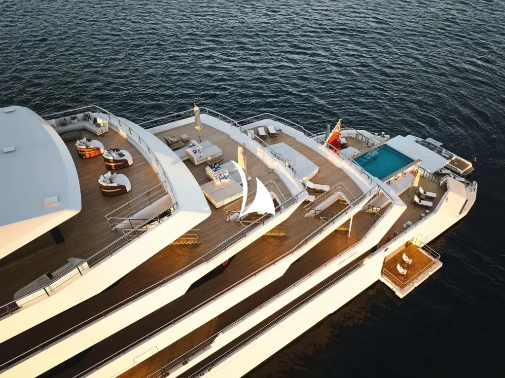 RENAISSANCE - Aft decks