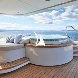 Owner's deck jacuzzi - forward