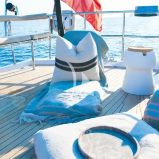 CHAMPAGNE HIPPY - Aft deck